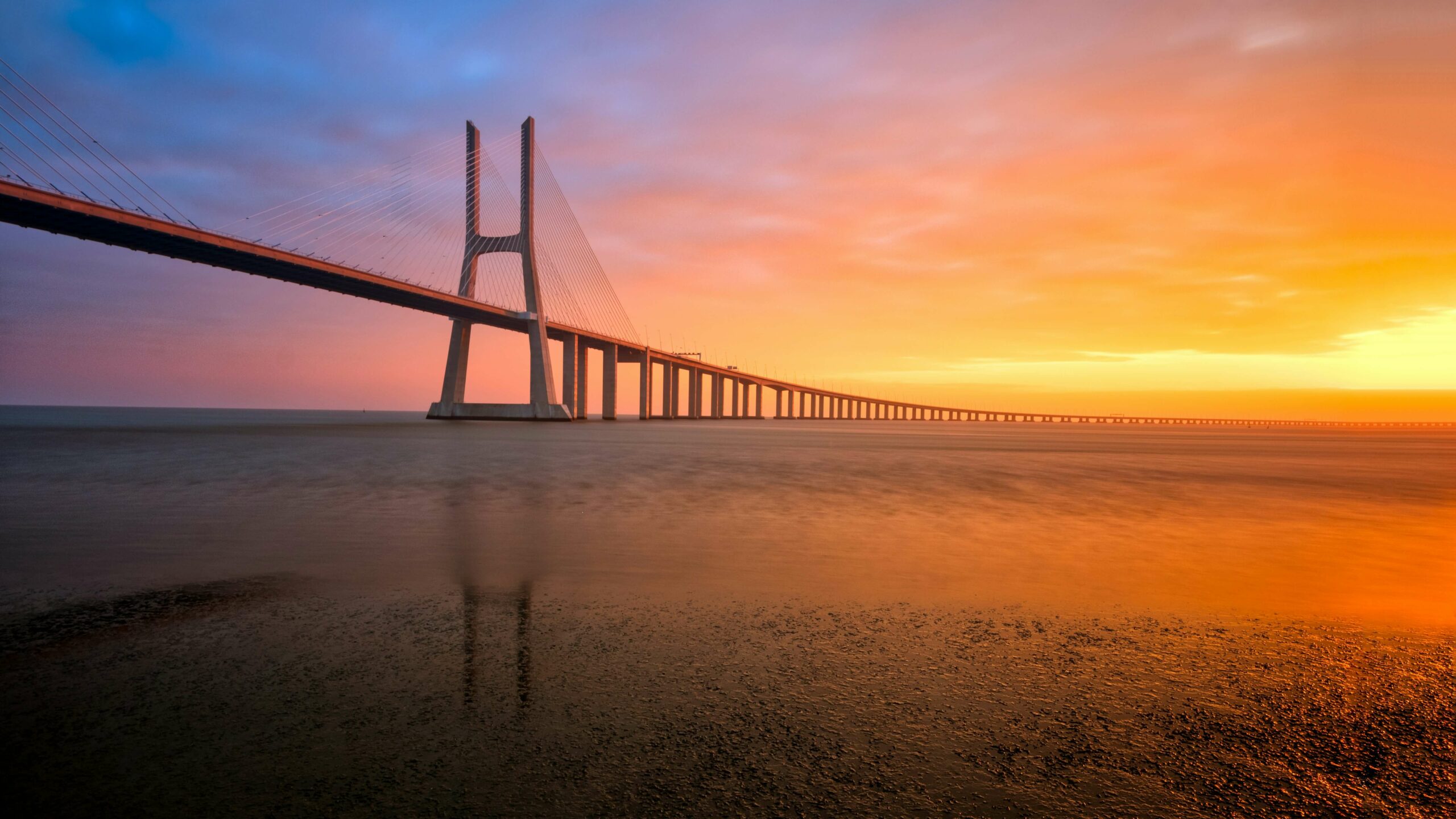 Pont suspendu au coucher du soleil, vue aérienne