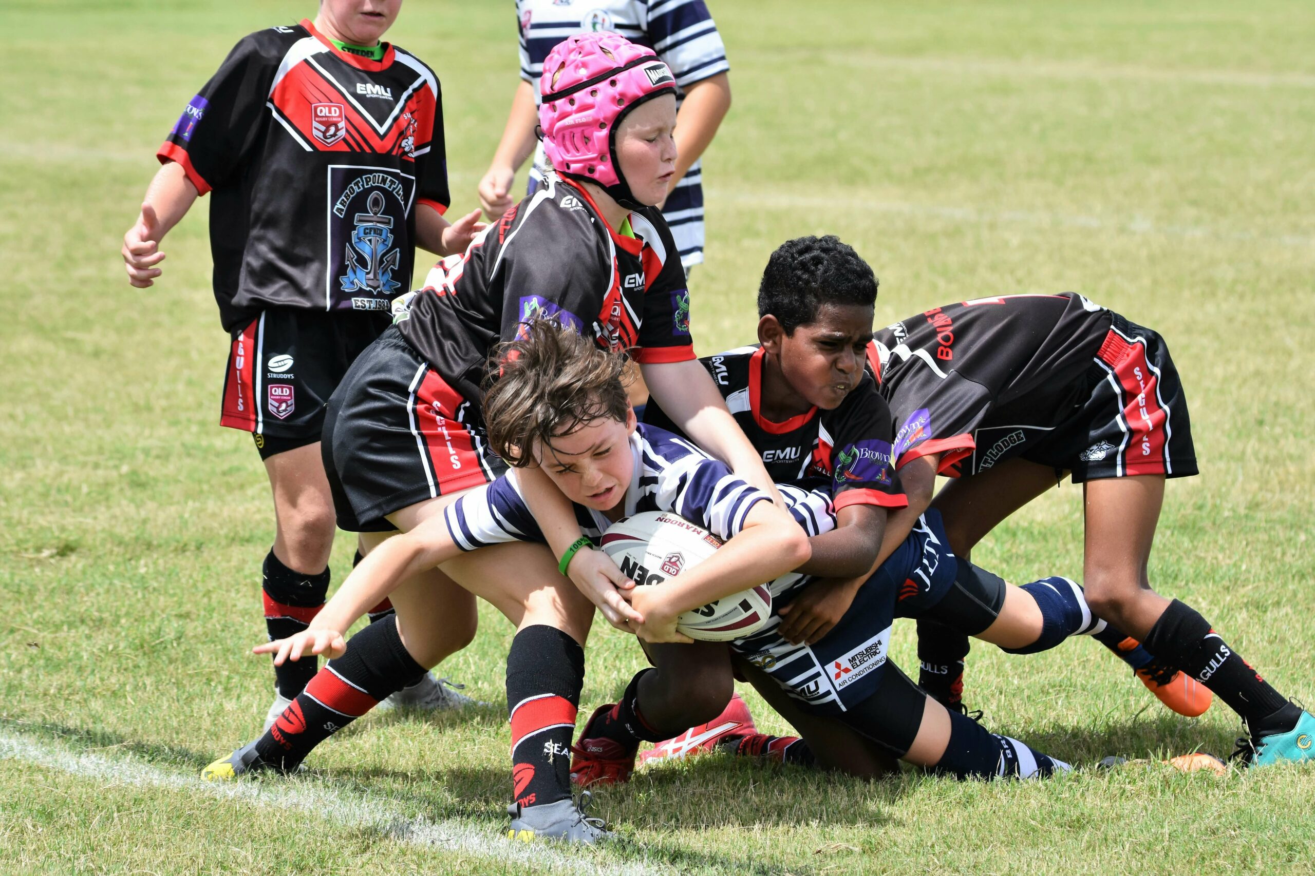 Deux joueurs de rugby au contact, image d'action sportive